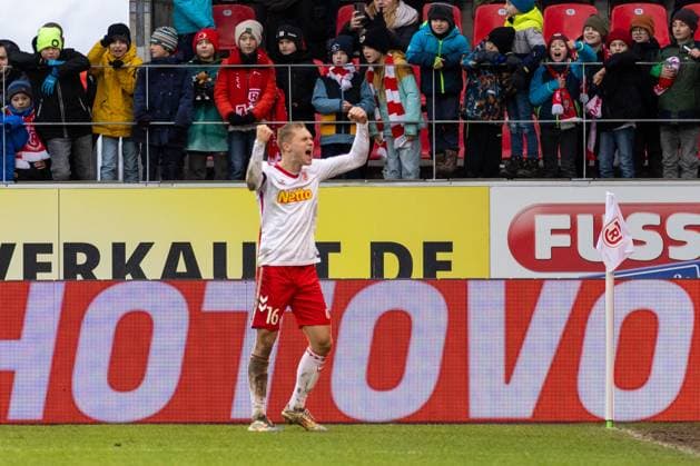 22.12.2024, Fussball, GER, Saison, 2.Liga, Saision 2024 2025, 17. Spieltag, SSV Jahn Regensburg - SV Darmstadt 98 Jubel nach dem 2:0 für Regensburg durch Noah Ganaus DFL REGULATIONS PROHIBIT ANY USE OF PHOTOGRAPHS AS IMAGE SEQUENCES AND OR QUASI-VIDEO. Regensburg Bayern Deutschland Jahnstadion Regensburg