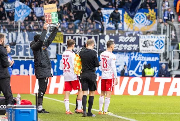 22.12.2024, Fussball, GER, Saison, 2.Liga, Saision 2024 2025, 17. Spieltag, SSV Jahn Regensburg - SV Darmstadt 98 Ben Kieffer (SSV Jahn Regensburg) wird zum ersten Mal eingewechselt DFL REGULATIONS PROHIBIT ANY USE OF PHOTOGRAPHS AS IMAGE SEQUENCES AND OR QUASI-VIDEO. Regensburg Bayern Deutschland Jahnstadion Regensburg