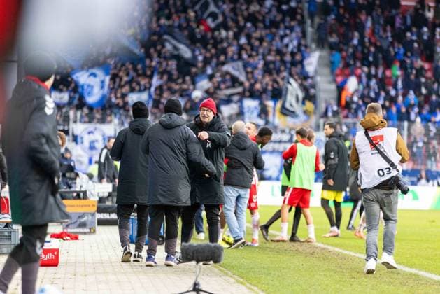 22.12.2024, Fussball, GER, Saison, 2.Liga, Saision 2024 2025, 17. Spieltag, SSV Jahn Regensburg - SV Darmstadt 98 Jubel nach dem 2:1 Sieg bei den Spielern und Betreuern vom SSV Jahn Regensburg DFL REGULATIONS PROHIBIT ANY USE OF PHOTOGRAPHS AS IMAGE SEQUENCES AND OR QUASI-VIDEO. Regensburg Bayern Deutschland Jahnstadion Regensburg