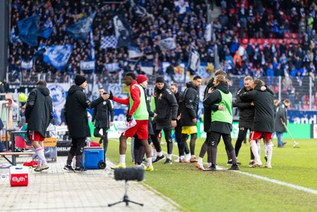 22.12.2024, Fussball, GER, Saison, 2.Liga, Saision 2024 2025, 17. Spieltag, SSV Jahn Regensburg - SV Darmstadt 98 Jubel nach dem 2:1 Sieg bei den Spielern und Betreuern vom SSV Jahn Regensburg DFL REGULATIONS PROHIBIT ANY USE OF PHOTOGRAPHS AS IMAGE SEQUENCES AND OR QUASI-VIDEO. Regensburg Bayern Deutschland Jahnstadion Regensburg