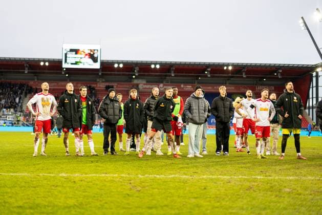 22.12.2024, Fussball, GER, Saison, 2.Liga, Saision 2024 2025, 17. Spieltag, SSV Jahn Regensburg - SV Darmstadt 98 Jubel nach dem 2:1 Sieg bei den Spielern und Betreuern vom SSV Jahn Regensburg DFL REGULATIONS PROHIBIT ANY USE OF PHOTOGRAPHS AS IMAGE SEQUENCES AND OR QUASI-VIDEO. Regensburg Bayern Deutschland Jahnstadion Regensburg