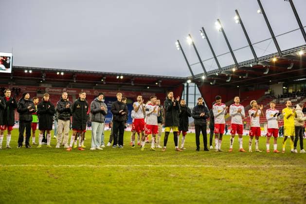 22.12.2024, Fussball, GER, Saison, 2.Liga, Saision 2024 2025, 17. Spieltag, SSV Jahn Regensburg - SV Darmstadt 98 Jubel nach dem 2:1 Sieg bei den Spielern und Betreuern vom SSV Jahn Regensburg DFL REGULATIONS PROHIBIT ANY USE OF PHOTOGRAPHS AS IMAGE SEQUENCES AND OR QUASI-VIDEO. Regensburg Bayern Deutschland Jahnstadion Regensburg