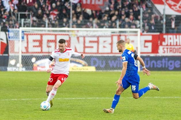 22.12.2024, Fussball, GER, Saison, 2.Liga, Saision 2024 2025, 17. Spieltag, SSV Jahn Regensburg - SV Darmstadt 98 Christian Kühlwetter (SSV Jahn Regensburg) gegen Fabian Nürnberger DFL REGULATIONS PROHIBIT ANY USE OF PHOTOGRAPHS AS IMAGE SEQUENCES AND OR QUASI-VIDEO. Regensburg Bayern Deutschland Jahnstadion Regensburg