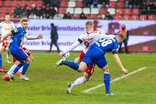 22.12.2024, Fussball, GER, Saison, 2.Liga, Saision 2024 2025, 17. Spieltag, SSV Jahn Regensburg - SV Darmstadt 98 Eric Hottmann (SSV Jahn Regensburg) gegen Clemens Riedel DFL REGULATIONS PROHIBIT ANY USE OF PHOTOGRAPHS AS IMAGE SEQUENCES AND OR QUASI-VIDEO. Regensburg Bayern Deutschland Jahnstadion Regensburg