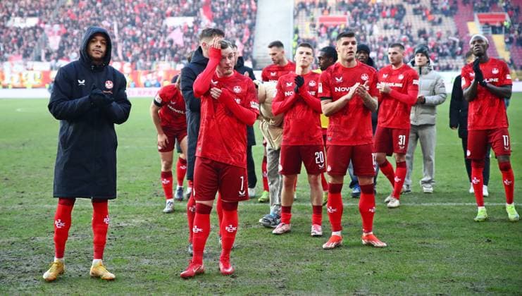 22.12.2024, xmohx, Fussball 2.Bundesliga, 1.FC Kaiserslautern - 1.FC Köln emspor, v.l. Enttäuschte Kaiserslautern Mannschaft vor den Fans (DFL DFB REGULATIONS PROHIBIT ANY USE OF PHOTOGRAPHS as IMAGE SEQUENCES and or QUASI-VIDEO) Kaiserslautern