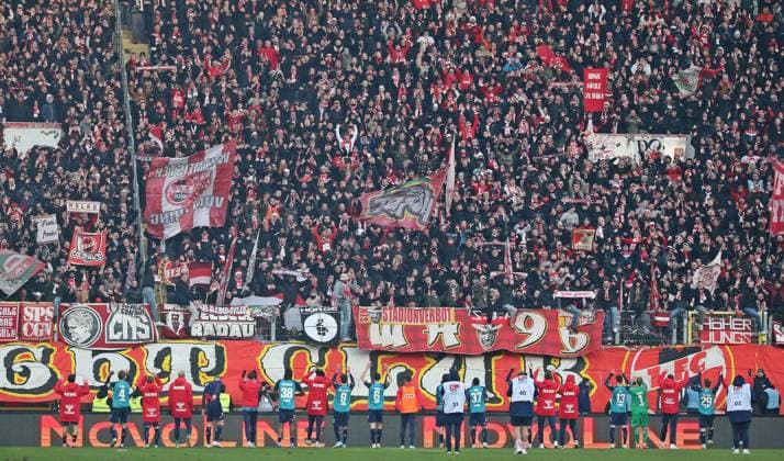 22.12.2024, xmohx, Fussball 2.Bundesliga, 1.FC Kaiserslautern - 1.FC Köln emspor, v.l. Kölner Mannschaft feiert mit den Fans den Auswärtssieg (DFL DFB REGULATIONS PROHIBIT ANY USE OF PHOTOGRAPHS as IMAGE SEQUENCES and or QUASI-VIDEO) Kaiserslautern
