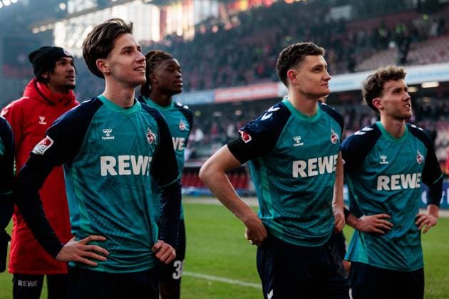 2. Fußball Bundesliga: 1. FC Kaiserslautern - 1. FC Köln; 22.12.2024 Die Spieler des 1. FC Köln feiern den Sieg und damit die Herbstmeisterschaft auf dem Rasen Denis Huseinbasic (1. FC Köln, 8), Eric Martel (1. FC Köln, 6) 2. Fußball Bundesliga, 1. FC Kaiserslautern - 1. FC Köln, Kaiserslautern, Fritz-Walter-Stadion am 22.12.2024 DFL REGULATIONS PROHIBIT ANY USE OF PHOTOGRAPHS AS IMAGE SEQUENCES AND OR QUASI-VIDEO.