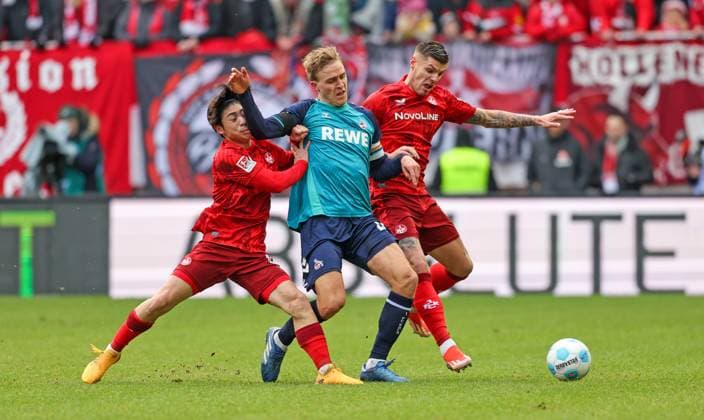 Fussball - 2. BL - 1. FC Kaiserslautern - 1. FC Köln - 22.12.24, Daisuke Yokota (FCK), Timo Hübers (Köln), Erik Wekesser (FCK), -