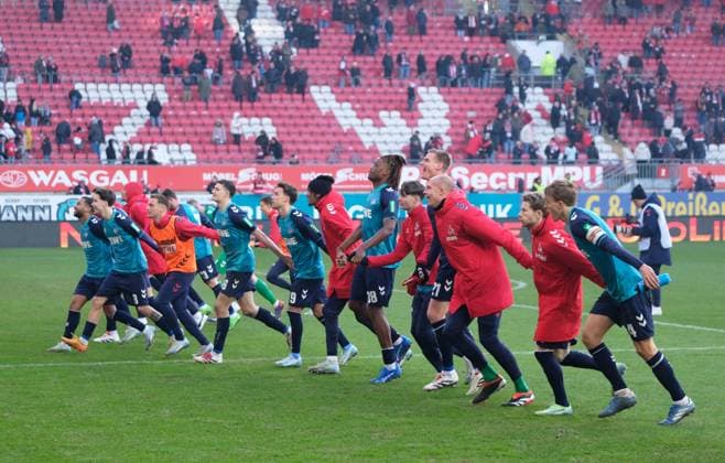 Fussball - 2. Bundesliga - Saison 2024 25 1. FC Kaiserslautern 22.12.2024 Fritz-Walter-Stadion 1. FC Kaiserslautern (fck) - 1. FC Köln (k) 0:1 Die Kölner sind Tabellenführer 1. FC Kaiserslautern