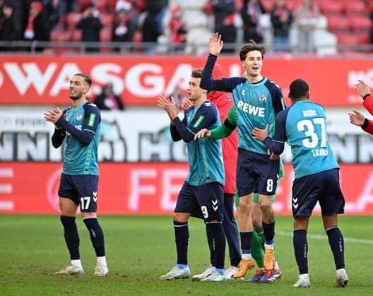Fussball - 2. Bundesliga - Saison 2024 25 1. FC Kaiserslautern 22.12.2024 Fritz-Walter-Stadion 1. FC Kaiserslautern (fck) - 1. FC Köln (k) 0:1 V.li: Leart PAQARADA (1. FC Köln), Luca WALDSCHMIDT (1. FC Köln), Eric MARTEL(1. FC Köln) und Linton MAINA (1. FC Köln) 1. FC Kaiserslautern