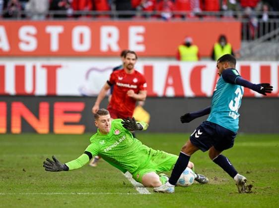 Fussball - 2. Bundesliga - Saison 2024 25 1. FC Kaiserslautern 22.12.2024 Fritz-Walter-Stadion 1. FC Kaiserslautern (fck) - 1. FC Köln (k) 0:1 Torwart Julian KRAHL (1. FC Kaiserslautern) wehrt Ball von Linton MAINA (1. FC Köln) ab 1. FC Kaiserslautern