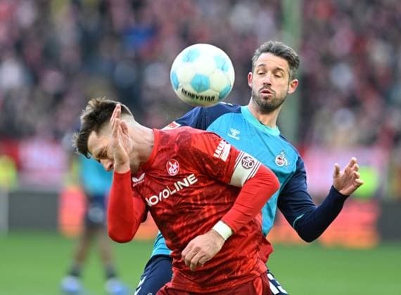 Fussball - 2. Bundesliga - Saison 2024 25 1. FC Kaiserslautern 22.12.2024 Fritz-Walter-Stadion 1. FC Kaiserslautern (fck) - 1. FC Köln (k) 0:1 Daniel HANSLIK (1. FC Kaiserslautern) ,li - Mark UTH (1. FC Köln) 1. FC Kaiserslautern