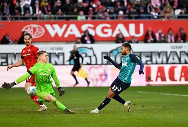 Fussball - 2. Bundesliga - Saison 2024 25 1. FC Kaiserslautern 22.12.2024 Fritz-Walter-Stadion 1. FC Kaiserslautern (fck) - 1. FC Köln (k) 0:1 Chance zum 2:0durch Linton MAINA (1. FC Köln), re, Torwart Julian KRAHL (1. FC Kaiserslautern) kann abwehren 1. FC Kaiserslautern