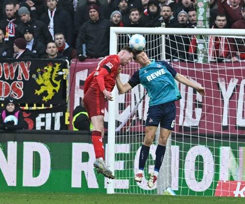 Fussball - 2. Bundesliga - Saison 2024 25 1. FC Kaiserslautern 22.12.2024 Fritz-Walter-Stadion 1. FC Kaiserslautern (fck) - 1. FC Köln (k) 0:1 Jannik MAUSE (1. FC Kaiserslautern), li - Eric MARTEL(1. FC Köln) 1. FC Kaiserslautern