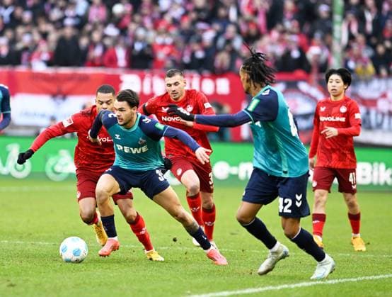 Fussball - 2. Bundesliga - Saison 2024 25 1. FC Kaiserslautern 22.12.2024 Fritz-Walter-Stadion 1. FC Kaiserslautern (fck) - 1. FC Köln (k) 0:1 V.li: Jan GYAMERAH (1. FC Kaiserslautern), Max FINKGRAEFE (1. FC Köln), Luca SIRCH (1. FC Kaiserslautern) 1. FC Kaiserslautern