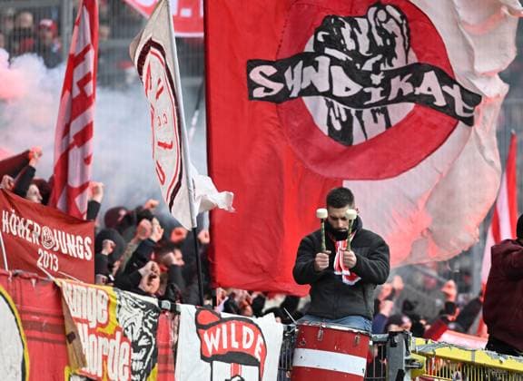 Fussball - 2. Bundesliga - Saison 2024 25 1. FC Kaiserslautern 22.12.2024 Fritz-Walter-Stadion 1. FC Kaiserslautern (fck) - 1. FC Köln 0:1 Kölner Trommler 1. FC Kaiserslautern