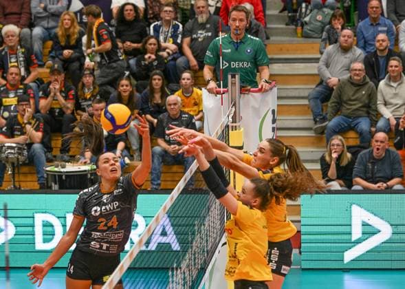 21.12.2024 VFB SUHL : SC Potsdam v.l.Jade Cholet 24 (SCPotsdam) und Lara Nagels 03( VfB Suhl Lotto Thüringen ) und Lara Nagels 03( VfB Suhl Lotto Thüringen ) FOTO: Gerhard Koenig
