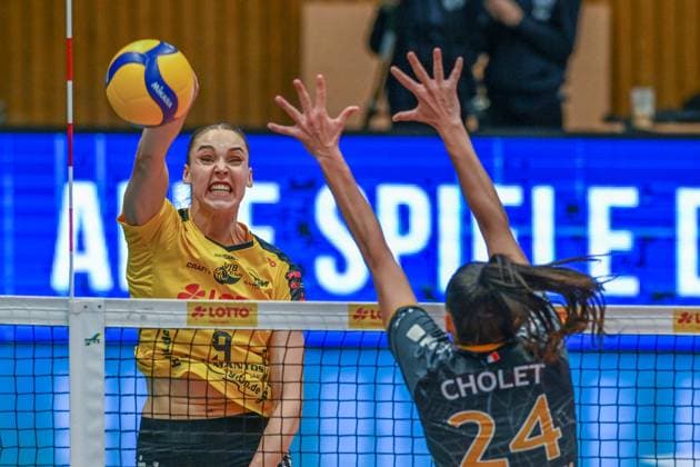 21.12.2024 VFB SUHL : SC Potsdam v.l.Anna Artyshuk 09( VfB Suhl Lotto Thüringen ) und Jade Cholet 24 (SCPotsdam) vorn FOTO: Gerhard Koenig