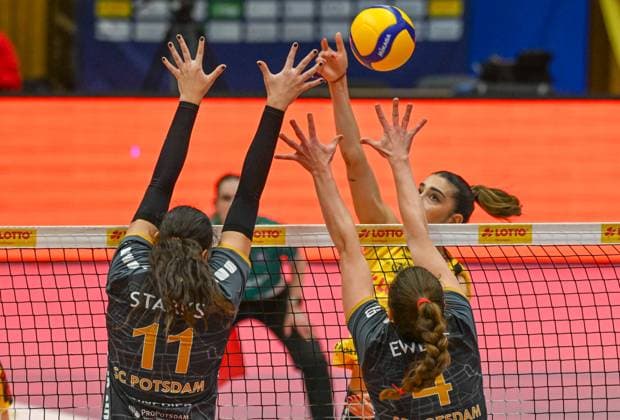 21.12.2024 VFB SUHL : SC Potsdam vorn Sabrina Michell Starks 11(SCPotsdam) und Jenna Ewert 04(SCPotsdam) und hinten Laura Berger 11( VfB Suhl Lotto Thüringen ) FOTO: Gerhard Koenig