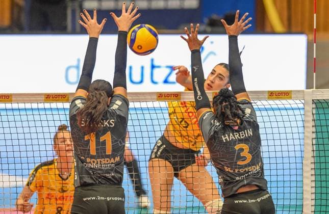 21.12.2024 VFB SUHL : SC Potsdam v.l.Sabrina Michell Starks 11(SCPotsdam) und Daniela Harbin 03(SCPotsdam) und hinten Lydia Stemmler 13( VfB Suhl Lotto Thüringen ) FOTO: Gerhard Koenig