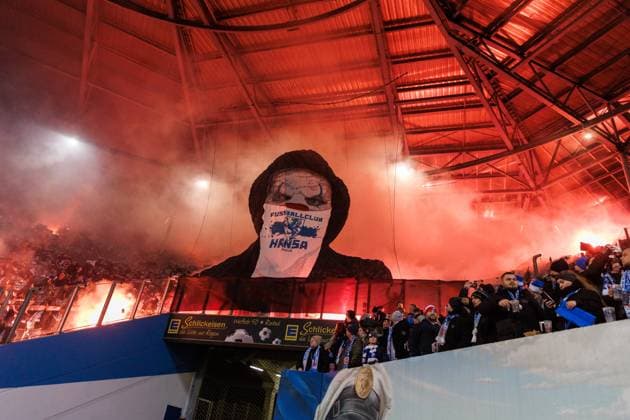 Sport Themen der Woche KW51 Pyrotechnik nach dem Anpfiff Hansa Fans Block 9; GER, FC Hansa Rostock vs. Hannover 96 II, Fußball, Männer, 3. Liga, 19.Spieltag, Spielzeit 2024 2025, 22.12.2024 Rostock Ostseestadion Mecklenburg - Vorpommern Deutschland *** Pyrotechnics after kick-off Hansa Fans Block 9 GER, FC Hansa Rostock vs Hannover 96 II, Football, Men, 3 Liga, Matchday 19, Season 2024 2025, 22 12 2024 Rostock Ostseestadion Mecklenburg Vorpommern Germany