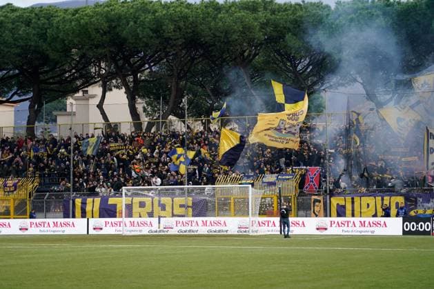 Fußball, Serie B, SS Juve Stabia - Cesena Calcio SS Juve Stabia v Cesena Calcio - Serie B Supporters of SS Juve Stabia during the Serie B match between SS Juve Stabia and Cesena Calcio at Stadio Romeo Menti Castellammare Di Stabia Italy on 22 December 2024. Castellammare Di Stabia Castellammare Di Stabia Italy  Copyright: xFrancoxRomanox originalFilename:romano-ssjuvest241222_npsxG.jpg