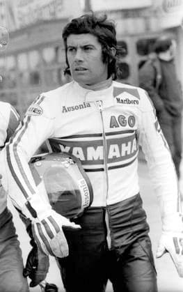 Motorrad, Großer Preis von Deutschland, Training, 27.04.1974 auf dem Nürburgring Der vielfache Weltmeiter Giacomo Agostini (Yamaha) , Porträt gehend mit Helm unter dem Arm *** Motorcycle, German Grand Prix, Training, 27 04 1974 at the Nürburgring The multiple world champion Giacomo Agostini Yamaha , portrait walking with helmet under his arm HM