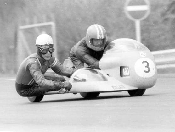 Motorrad, Großer Preis von Deutschland, Training, 27.04.1974 auf dem Nürburgring, Gespanne 500 cm³ Siegfried Schauzu (Fahrer) und Beifahrer Wolfgang Kalauch (beide BRD Deutschland) in Aktion auf BMW Gespann *** Motorcycle, Grand Prix of Germany, training, 27 04 1974 at the Nürburgring, sidecars 500 cm³ Siegfried Schauzu driver and co-driver Wolfgang Kalauch both FRG Germany in action on BMW sidecar HM