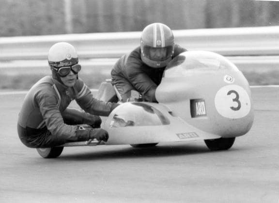 Motorrad, Großer Preis von Deutschland, Training, 27.04.1974 auf dem Nürburgring, Gespanne 500 cm³ Siegfried Schauzu (Fahrer) und Beifahrer Wolfgang Kalauch (beide BRD Deutschland) in Aktion auf BMW Gespann *** Motorcycle, Grand Prix of Germany, training, 27 04 1974 at the Nürburgring, sidecars 500 cm³ Siegfried Schauzu driver and co-driver Wolfgang Kalauch both FRG Germany in action on BMW sidecar HM
