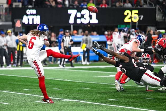 Sport Themen der Woche KW51 Sport Bilder des Tages ATLANTA, GA Ã DECEMBER 22: New York punter Jamie Gillan (6) nearly has his punt blocked by Atlanta defensive end Zach Harrison (96) during the NFL, American Football Herren, USA game between the New York Giants and the Atlanta Falcons on December 22nd, 2024 at Mercedes-Benz Stadium in Atlanta, GA. (Photo by Rich von Biberstein Icon Sportswire) NFL: DEC 22 Giants at Falcons EDITORIAL USE ONLY Icon241222064