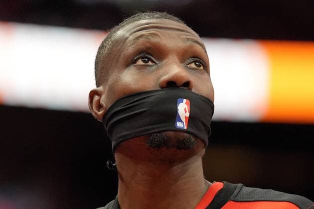 Sport Themen der Woche KW51 Sport Bilder des Tages December 22, 2024, Toronto, On, CANADA: Toronto Raptors forward Chris Boucher (25) wears his headband over his mouth as he watches the final moments of the game count down from the sidelines during second half NBA, Basketball Herren, USA basketball action against the Houston Rockets, in Toronto, Sunday, Dec. 22, 2024. Canada News - December 22, 2024  - ZUMAc35_ 20241222_zaf_c35_017 Copyright: xFrankxGunnx
