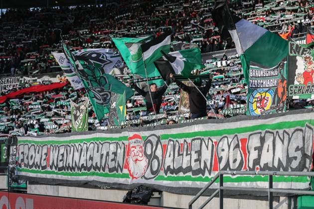 2. Bundesliga - Hannover 06 - Hertha BSC Berlin am 22.12.2024 in der HDI Arena in Hannover Die Hannover 96 Fans im Unterrang mit einem Spruchand Banner Transparent - Frohe Weihnachten - alles 96 Fans