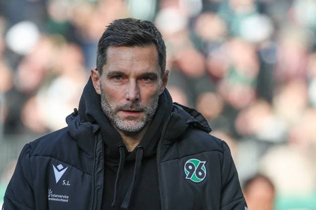 2. Bundesliga - Hannover 06 - Hertha BSC Berlin am 22.12.2024 in der HDI Arena in Hannover Trainer Stefan Leitl (Hannover) nachdenklich