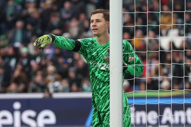 2. Bundesliga - Hannover 06 - Hertha BSC Berlin am 22.12.2024 in der HDI Arena in Hannover Torwart Goalkeeper Tjark Ernst (Hertha 1) gibt seinen Vorderleuten Anweisungen