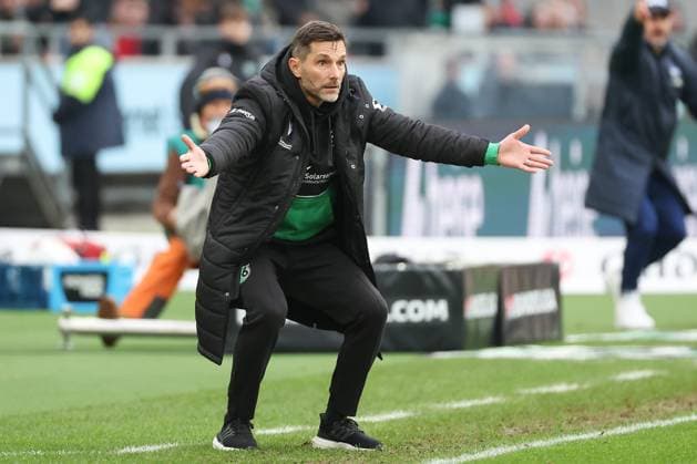 2. Bundesliga - Hannover 06 - Hertha BSC Berlin am 22.12.2024 in der HDI Arena in Hannover Trainer Stefan Leitl (Hannover) gestikuliert und ist unzufrieden, enttäuscht, enttaeuscht, niedergeschlagen