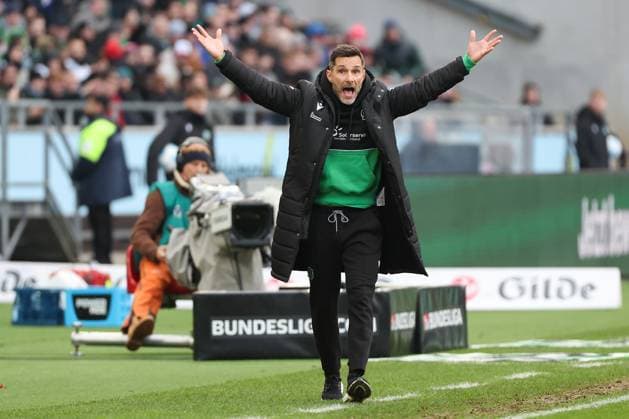 2. Bundesliga - Hannover 06 - Hertha BSC Berlin am 22.12.2024 in der HDI Arena in Hannover Trainer Stefan Leitl (Hannover) gestikuliert und ist unzufrieden, enttäuscht, enttaeuscht, niedergeschlagen