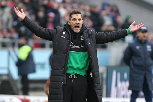 2. Bundesliga - Hannover 96 - Hertha BSC Berlin am 22.12.2024 in der HDI Arena in Hannover Trainer Stefan Leitl (Hannover) gestikuliert