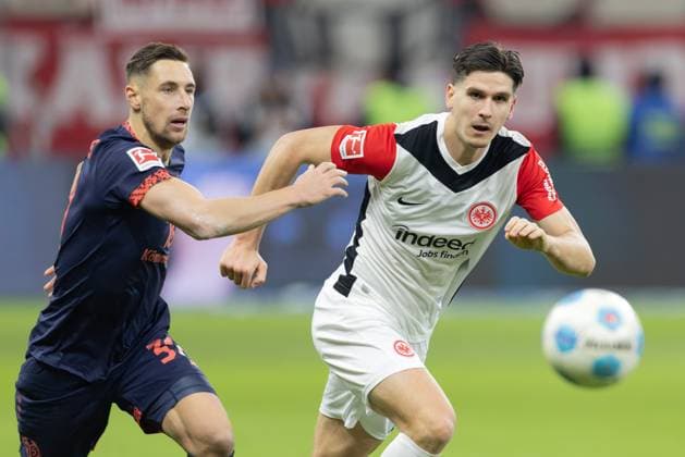 Eintracht Frankfurt - 1. FSV Mainz 05, 1. FBL Igor Matanovic (Eintracht Frankfurt, 9) verfolgt von Dominik Kohr (Mainz, 31). Bundesligaspiel zwischen Eintracht Frankfurt und dem 1. FSV Mainz 05 am 21. Dezember 2024 im Deutsche Bank Park in Frankfurt am Main. Nach Vorgaben der DFL, Deutsche Fußball Liga, ist es untersagt, in dem Stadion und oder vom Spiel angefertigte Fotoaufnahmen in Form von Sequenzbildern und oder videoähnlichen Fotostrecken zu verwerten bzw. verwerten zu lassen., Frankfurt am Main Hessen Deutschland Deutsche Bank Park