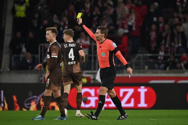 21.12.2024, xjrdrx, Fussball 1.Bundesliga, VfB Stuttgart - FC St.Pauli emspor, v.l. Johannes Eggestein (FC St.Pauli) David Nemeth (FC St.Pauli) Schiedsrichter Referee Felix Brych zeigt die gelbe Karte (DFL DFB REGULATIONS PROHIBIT ANY USE OF PHOTOGRAPHS as IMAGE SEQUENCES and or QUASI-VIDEO) Stuttgart