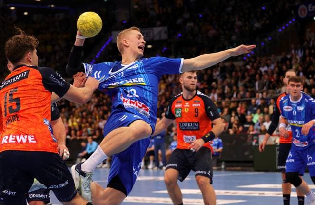 Bilder des Jahres 2024, Sport 12 Dezember Sport Themen der Woche KW52 Sport Bilder des Tages 23.12.2024, Deutschland, Stuttgart, Handball Bundesliga Saison 2024 2025, TVB Stuttgart vs. Rhein-Neckar Löwen, v.l. David More (RNL), Torben Matzken (TVB)