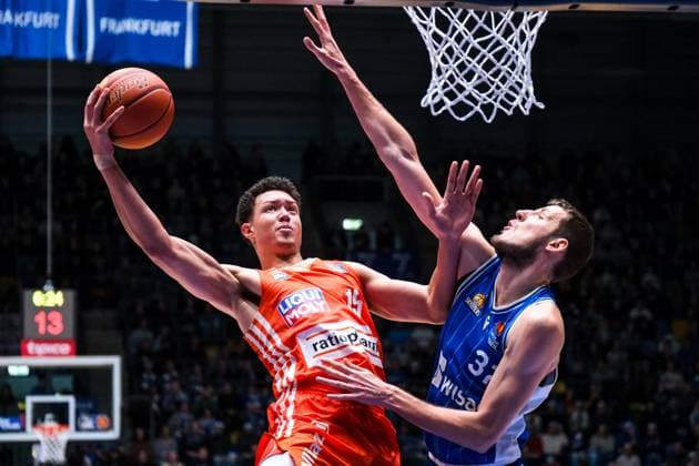 Sport Themen der Woche KW52 Sport Bilder des Tages Isaiah Roby (Ratiopharm Ulm, 15) im Zweikampf mit Einaras Tubutis (Skyliners Frankfurt, 37), GER, Skyliners Frankfurt vs. Ratiopharm Ulm, easycredit BBL, Basketball, Bundesliga, 12. Spieltag, Spielzeit 2024 2025, 23.12.2024. GER, Skyliners Frankfurt vs. Ratiopharm Ulm, easycredit BBL, Basketball, Bundesliga, 12. Spieltag, Spielzeit 2024 2025, 23.12.2024. Frankfurt am Main *** Isaiah Roby Ratiopharm Ulm, 15 in duel with Einaras Tubutis Skyliners Frankfurt, 37 , GER, Skyliners Frankfurt vs Ratiopharm Ulm, easycredit BBL, Basketball, Bundesliga, Matchday 12, Season 2024 2025, 23 12 2024 GER, Skyliners Frankfurt vs Ratiopharm Ulm, easycredit BBL, Basketball, Bundesliga, Matchday 12, Season 2024 2025, 23 12 2024 Frankfurt am Main Copyright: xEibner-Pressefoto FlorianxWiegandx EP_FWD