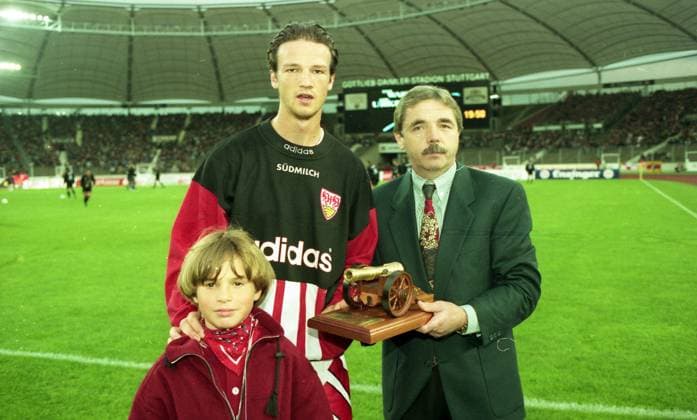 Archivbilder der Woche SPORT KW52 21.09.96 VfB Stuttgart - Fortuna Düsseldorf Deutschland, Stuttgart, 21.09.1996, Fussball, Bundesliga, VfB Stuttgart - Fortuna Düsseldorf (0:2): Fredi Bobic (VfB Stuttgart) mit der Torjäger Kanone.