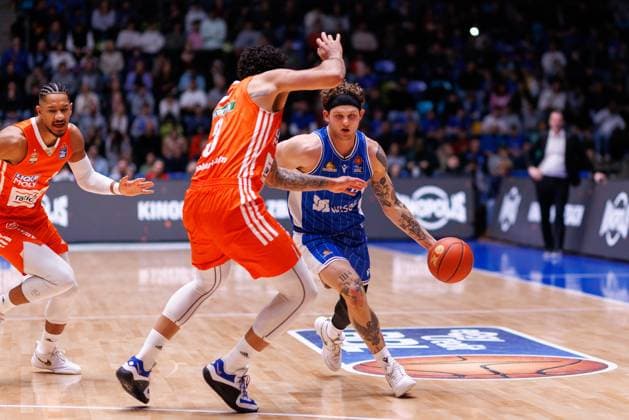 easycredit BBL, 12.Spieltag, Basketball Bundesliga, Frankfurt Skyliners - ratiopharm Ulm, 13.12.2024 Booker Coplin (Frankfurt Skyliners 6) gegen Marcio Santos (ratiopharm Ulm 3) Spiel der easycredit BBL am 1.Spieltag zwischen den Frankfurt Skyliners und den Basketball Löwen Braunschweig in der Süwag Energie ARENA am 13.12.2024 Copyright: xBEAUTIFULxSPORTS Hahnex