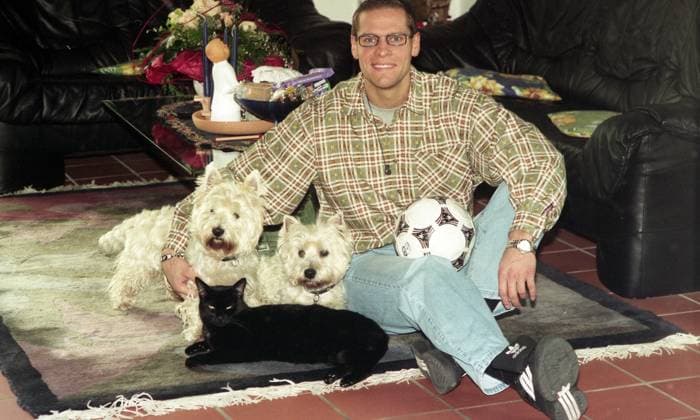 Archivbilder der Woche SPORT KW52 03.12.96 VfB Stuttgart Thorsten Legat Deutschland, Stuttgart, 03.12.1996, Fussball, Bundesliga, VfB Stuttgart: Thorsten Legat mit Hund Katze Haustier.