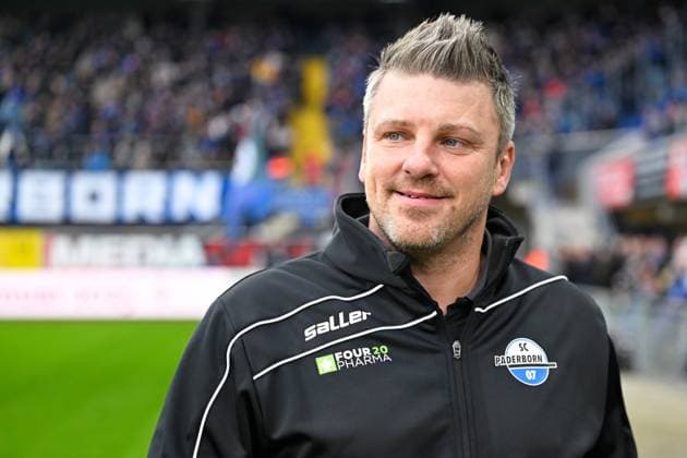 Paderborn, Home Deluxe Arena, 21.12.24, GER, Herren, 2.Bundesliga, Saison 2024-2025, SC Paderborn 07 - Karlsruher SC Bild: Trainer Lukas KWASNIOK (Paderborn) DFL regulations prohibit any use of photographs as image sequences and or quasi-video. NRW Deutschland *** Paderborn, Home Deluxe Arena, 21 12 24, GER, Herren, 2 Bundesliga, Saison 2024 2025, SC Paderborn 07 Karlsruher SC Bild Trainer Lukas KWASNIOK Paderborn DFL regulations prohibit any use of photographs as image sequences and or quasi video NRW Germany