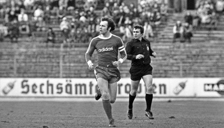 03.01.76 VfB Stuttgart - FC Bayern München Deutschland, Stuttgart, 03.01.1976, Fussball, Bundesliga, Testspiel, VfB Stuttgart - FC Bayern München (3:1): v.l. Franz Beckenbauer (FC Bayern München), Winfried Walz (Schiedsrichter). *** 03 01 76 VfB Stuttgart FC Bayern Munich Germany, Stuttgart, 03 01 1976, Soccer, Bundesliga, Test match, VfB Stuttgart FC Bayern Munich 3 1 v l Franz Beckenbauer FC Bayern Munich , Winfried Walz Referee