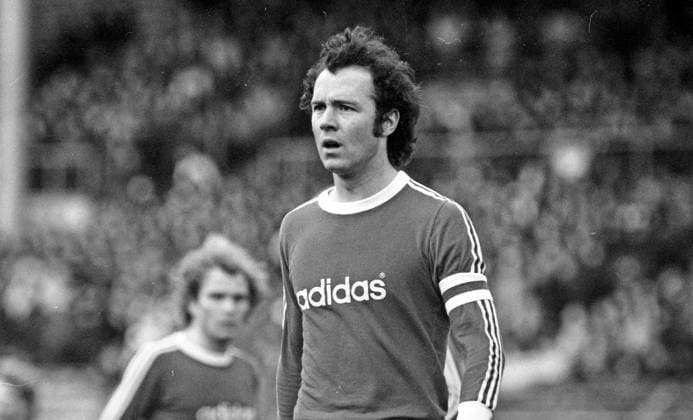 Archivbilder der Woche SPORT KW52 03.01.76 VfB Stuttgart - FC Bayern München Deutschland, Stuttgart, 03.01.1976, Fussball, Bundesliga, Testspiel, VfB Stuttgart - FC Bayern München (3:1): Franz Beckenbauer (FC Bayern München). *** 03 01 76 VfB Stuttgart FC Bayern Munich Germany, Stuttgart, 03 01 1976, Football, Bundesliga, Test match, VfB Stuttgart FC Bayern Munich 3 1 Franz Beckenbauer FC Bayern Munich