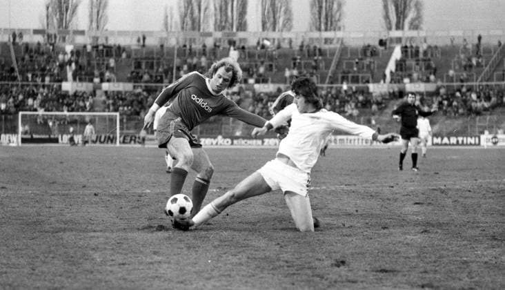 03.01.76 VfB Stuttgart - FC Bayern München Deutschland, Stuttgart, 03.01.1976, Fussball, Bundesliga, Testspiel, VfB Stuttgart - FC Bayern München (3:1): v.l. Uli Hoeneß (FC Bayern München), Gerhard Wörn (VfB Stuttgart).