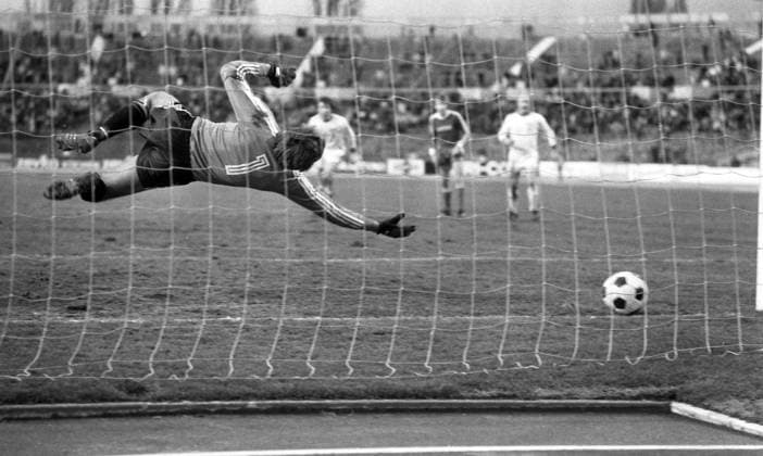 Archivbilder der Woche SPORT KW52 03.01.76 VfB Stuttgart - FC Bayern München Deutschland, Stuttgart, 03.01.1976, Fussball, Bundesliga, Testspiel, VfB Stuttgart - FC Bayern München (3:1): Rene Deck (VfB Stuttgart). *** 03 01 76 VfB Stuttgart FC Bayern Munich Germany, Stuttgart, 03 01 1976, Soccer, Bundesliga, Test match, VfB Stuttgart FC Bayern Munich 3 1 Rene Deck VfB Stuttgart