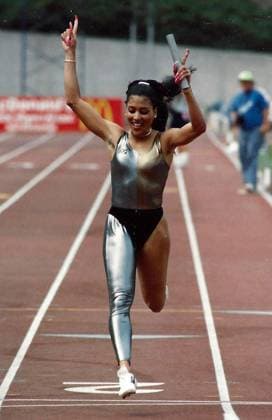 Archivbilder der Woche SPORT KW52 Track and Field: Jack in the Box Invitational Florence Griffith-Joyner celebrates after crossing the finish line in the Jack in the Box Invitational at Drake Stadium on the campus of UCLA, Sunday, May 20, 1990, in Los Angeles, Calif. Los Angeles California United States EDITORIAL USE ONLY Copyright: xImagexofxSportx ImagexofxSportx iosphotos160055